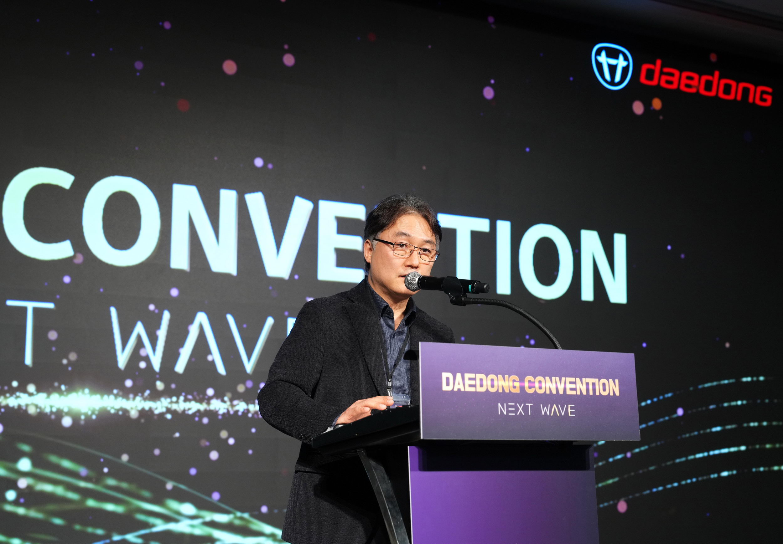 대동(공동대표 김준식, 원유현)은 ‘2025 국내 대리점 총회’를 개최하고 이 자리에서 농업용 운반로봇 'RT100' 출시를 공식 선언했다. 이광욱 대동 국내사업부문장이 행사에 앞서 인사말을 전하고 있다.